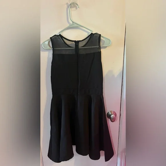Elegant Black Sleeveless Dress - Picture 2 of 3